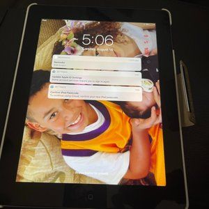 Imaculate ipad 4th generation ** WITH case**